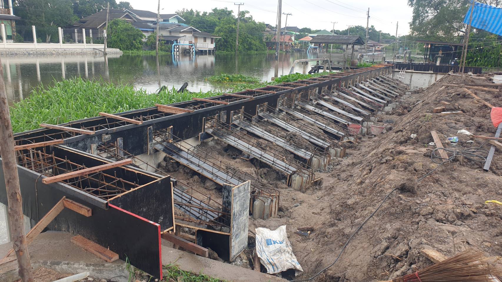 การเตรียมงานผูกเหล็กคานทับหลังและคานสเตย์