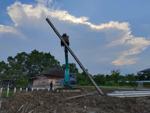 รถแบคโฮ Kobelco 135 กำลังกดเสาเข็มไมโครไพล์ (Micropile)