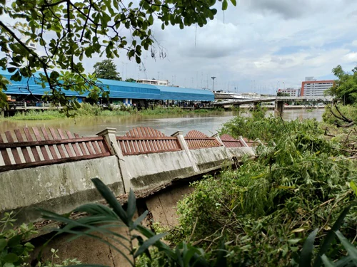 สภาพกำแพงกั้นดินพังทลาย ริมแม่น้ำท่าจีน จ.สุพรรณบุรี